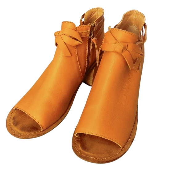 Latigo Women's Orange Leather Sandals - Picture 1 of 3